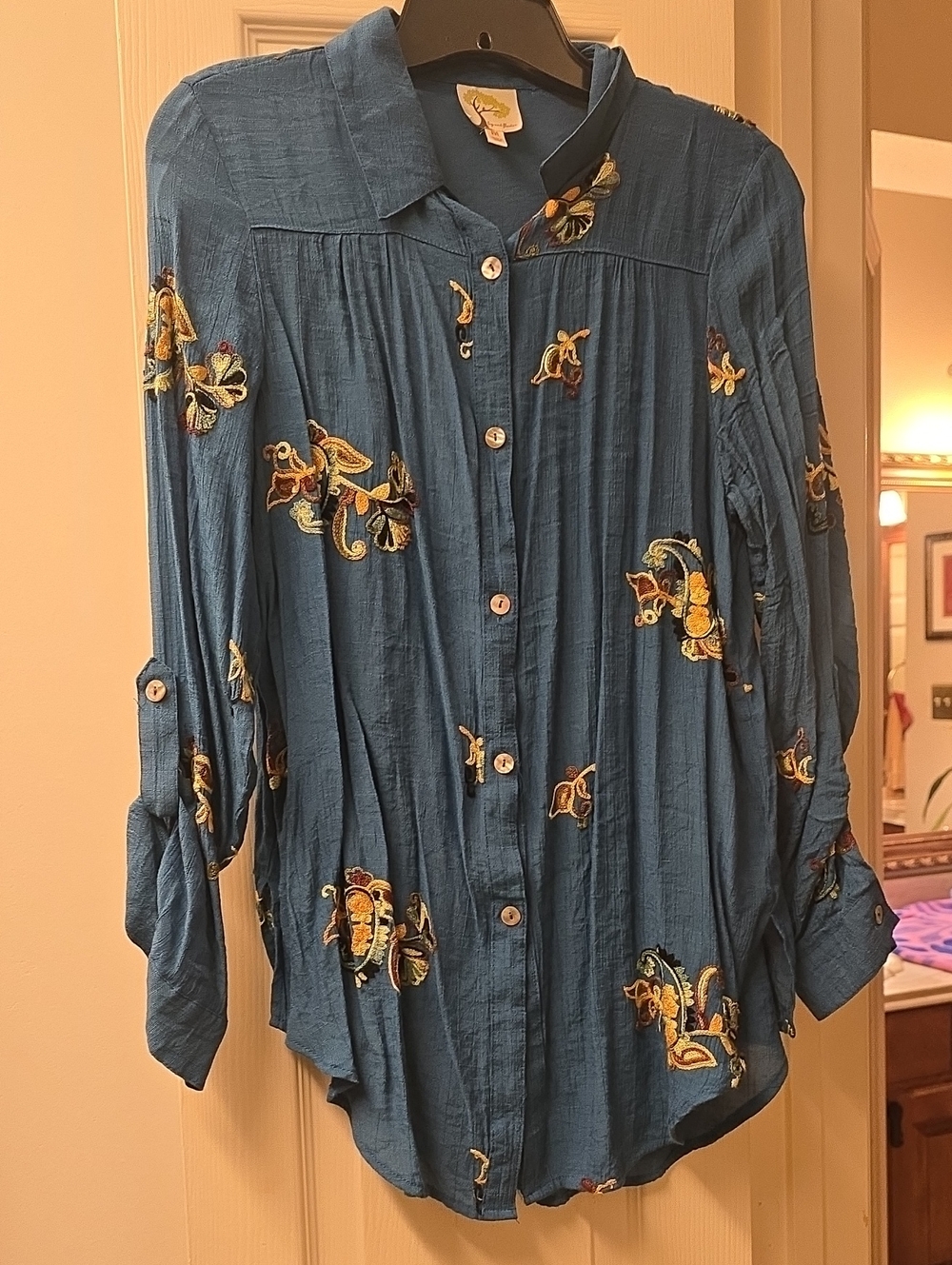 Fig and Flower Teal Blue Embroidered Button-Down Shirt [Medium]